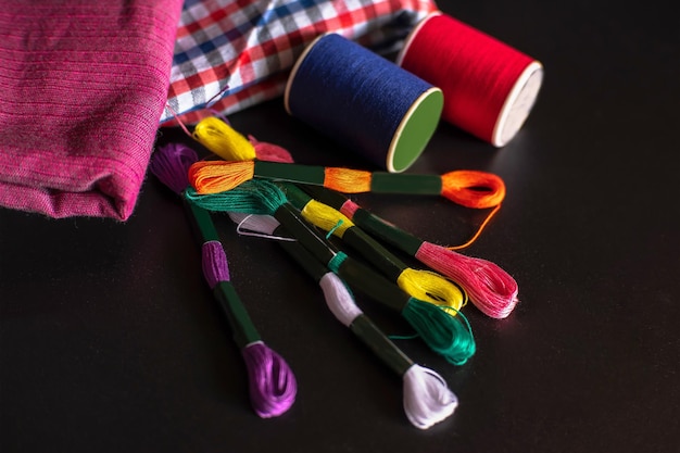 Zbliżenie haftu z wzorem kwiatowym